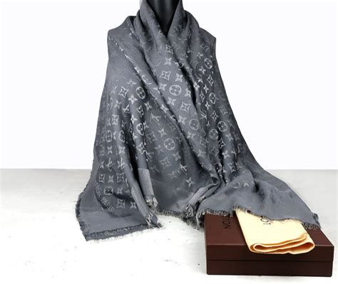 grijze louis vuitton sjaal|louis vuitton shawls.